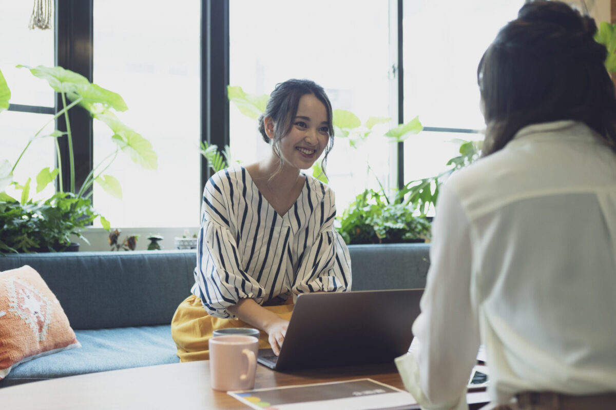 相談をする若手社員と先輩社員