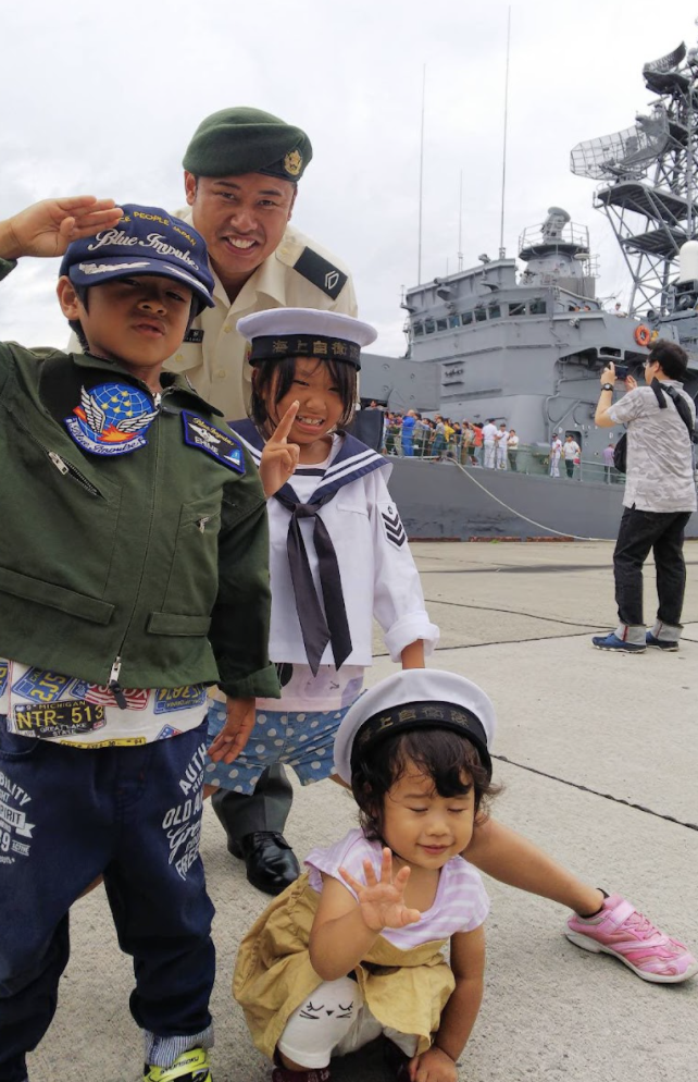 艦艇の前で子どもと写真を撮る三好雄介